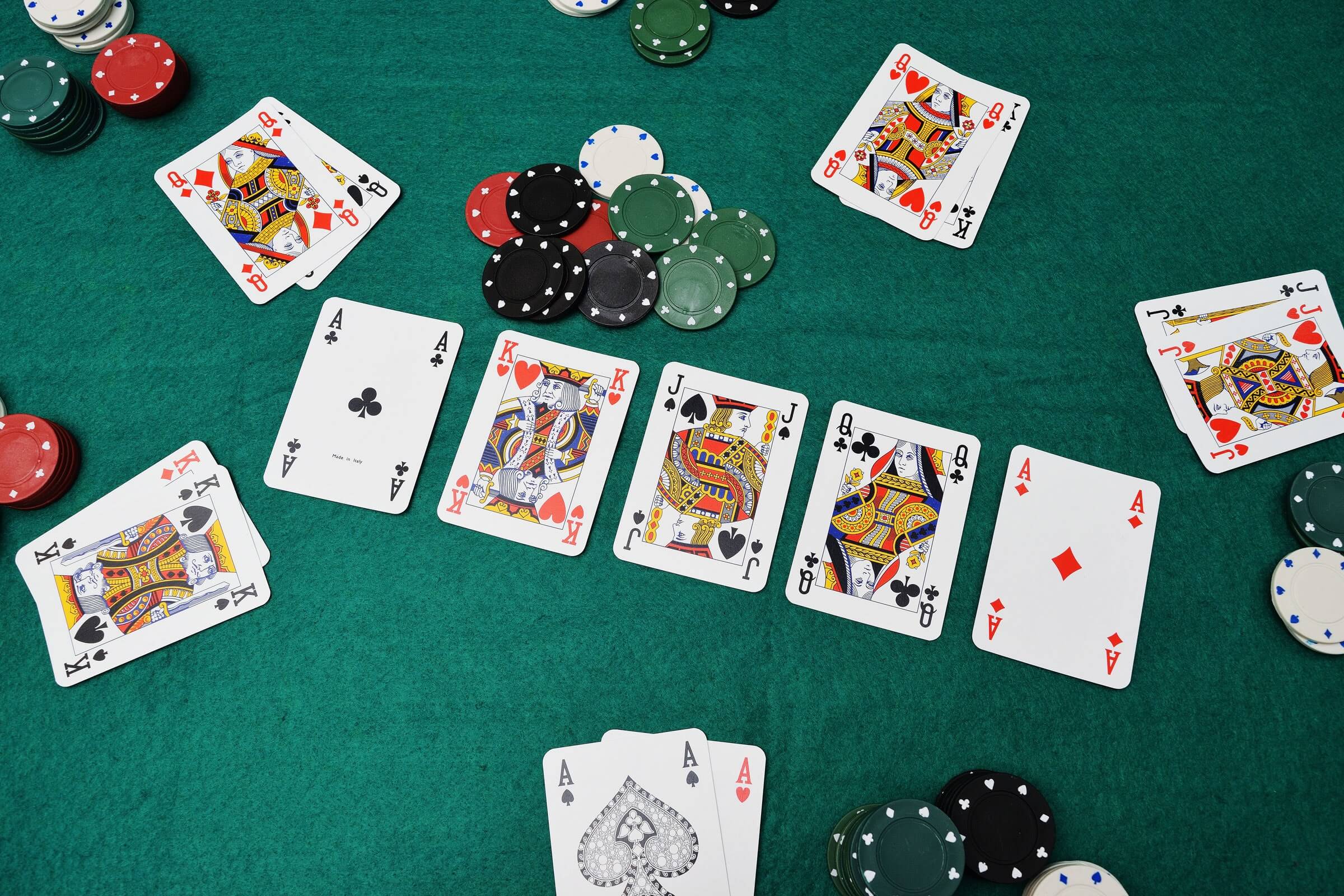 Poker là trò chơi bài rất phổ biến trên thế giới và đã thu hút được sự quan tâm của rất nhiều người chơi